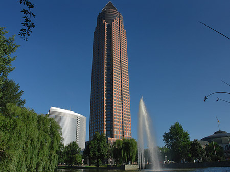 Messeturm mit Ludwig-Erhard-Anlage