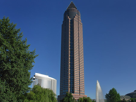 Messeturm mit Ludwig-Erhard-Anlage