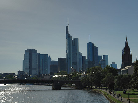 Skyline von Frankfurt hinter Alter Brücke Fotos