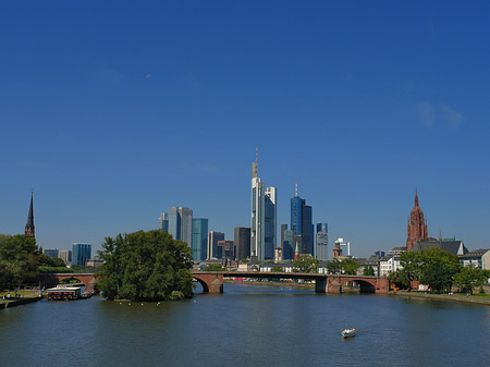 Skyline von Frankfurt mit Alter Brücke Fotos