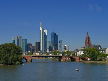 Skyline von Frankfurt mit Alter Brücke