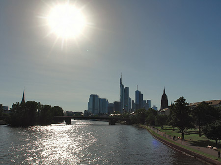 Skyline von Frankfurt mit Alter Brücke Foto 