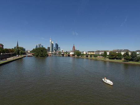 Foto Skyline von Frankfurt mit Boot