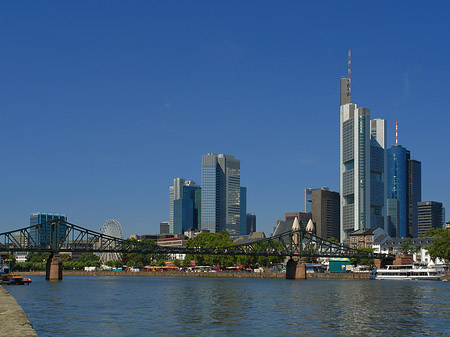 Foto Skyline von Frankfurt mit eisernem Steg - Frankfurt am Main