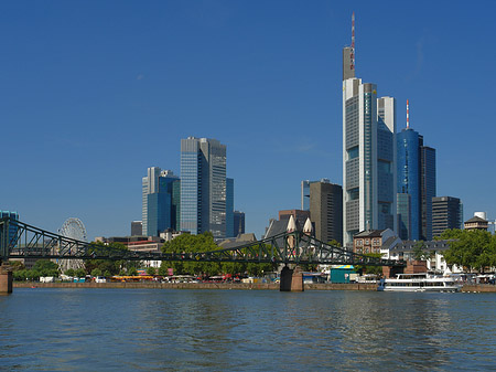 Fotos Skyline von Frankfurt mit eisernem Steg