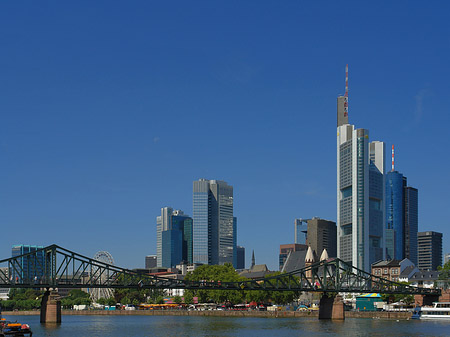 Skyline von Frankfurt mit eisernem Steg Foto 