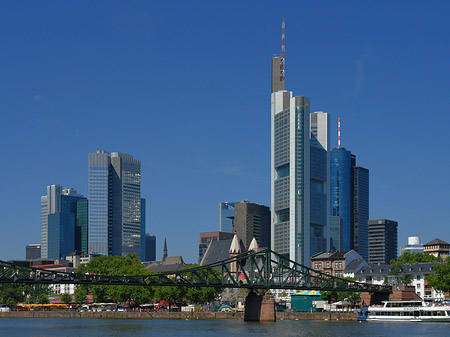 Skyline von Frankfurt mit eisernem Steg Foto 