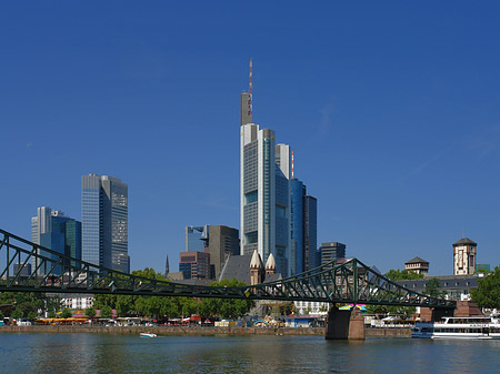 Skyline von Frankfurt mit eisernem Steg