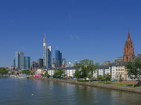 Foto Skyline von Frankfurt mit Kaiserdom