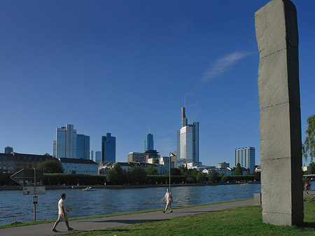 Foto Skyline von Frankfurt mit Obelisk - Frankfurt am Main