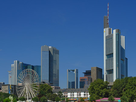 Skyline von Frankfurt mit Riesenrad Fotos