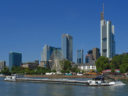 Foto Skyline von Frankfurt mit Schiff