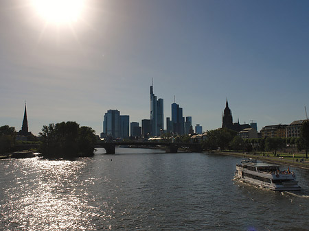 Skyline von Frankfurt mit Schiff Foto 