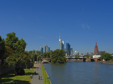 Foto Skyline von Frankfurt mit Ufer - Frankfurt am Main