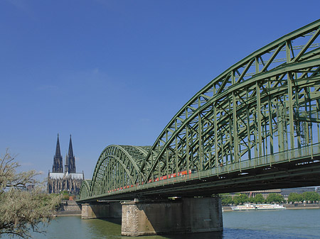 Hohenzollernbrücke am Kölner Dom Fotos