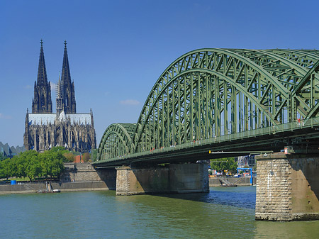 Hohenzollernbrücke am Kölner Dom Fotos