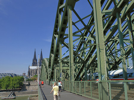 Hohenzollernbrücke beim Kölner Dom Fotos