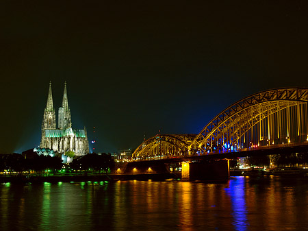 Kölner Dom hinter der Hohenzollernbrücke Foto 