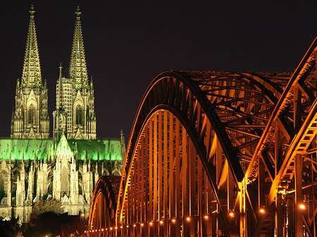 Fotos Kölner Dom hinter der Hohenzollernbrücke