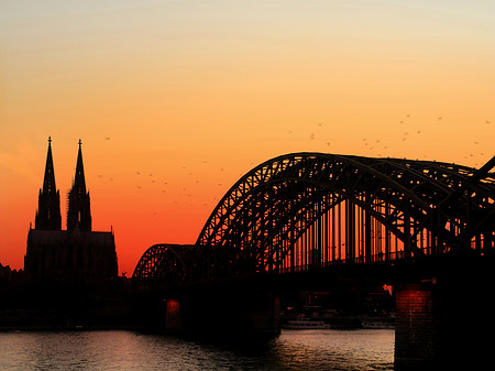 Foto Kölner Dom hinter der Hohenzollernbrücke - Köln