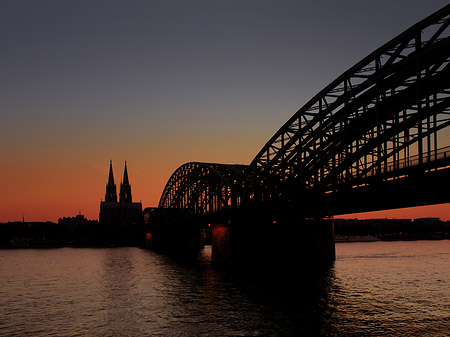 Foto Kölner Dom hinter der Hohenzollernbrücke