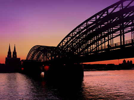 Foto Kölner Dom hinter der Hohenzollernbrücke - Köln