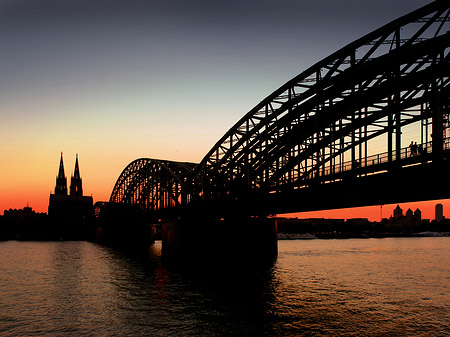 Kölner Dom hinter der Hohenzollernbrücke Foto 