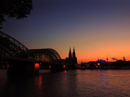 Foto Kölner Dom hinter der Hohenzollernbrücke - Köln