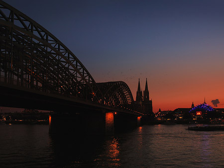 Foto Kölner Dom hinter der Hohenzollernbrücke