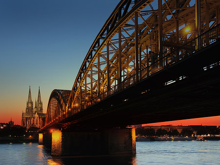 Fotos Kölner Dom hinter der Hohenzollernbrücke