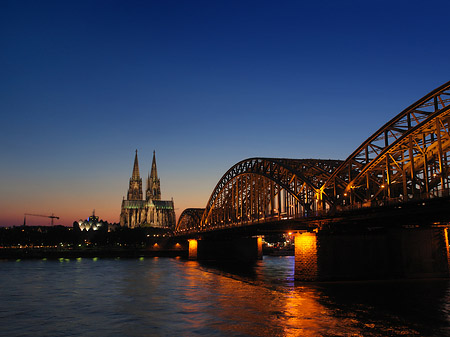 Fotos Kölner Dom hinter der Hohenzollernbrücke