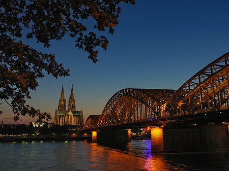 Fotos Kölner Dom hinter der Hohenzollernbrücke