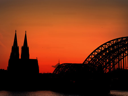 Kölner Dom hinter der Hohenzollernbrücke Fotos