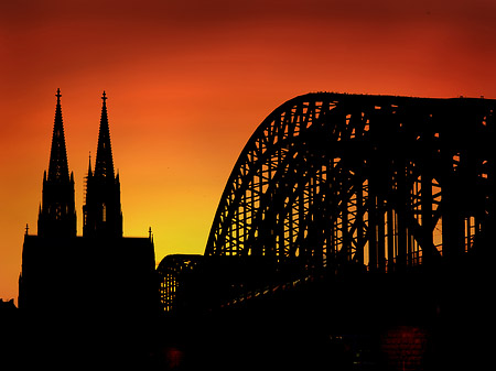 Kölner Dom hinter der Hohenzollernbrücke Fotos