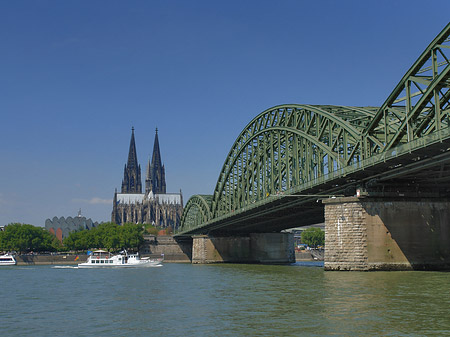 Foto Schiff unter der Hohenzollernbrücke