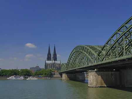 Foto Schiff unter der Hohenzollernbrücke