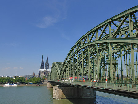 Fotos Zug fährt über die Hohenzollernbrücke