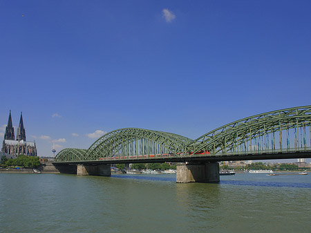 Foto Zug fährt über die Hohenzollernbrücke - Köln