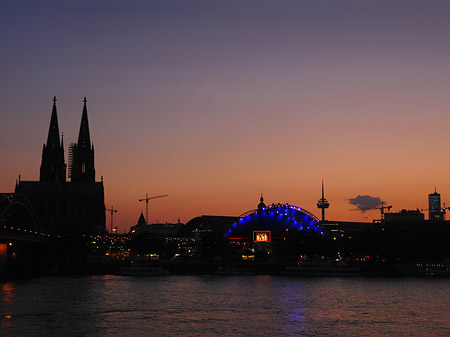 Foto Kölner Dom neben Musical Dome - Köln