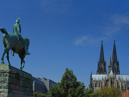 Fotos Kölner Dom mit Reiterstatue