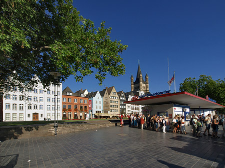 Schlange stehen für Köln-Düsseldorfer Fotos