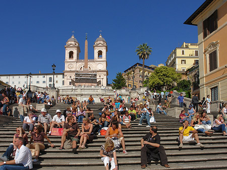 Treppe mit Kirche Fotos