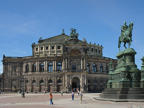 Fotos König-Johann-Statue mit Semperoper