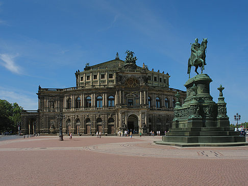 Foto König-Johann-Statue mit Semperoper