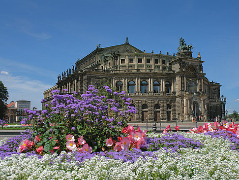 Fotos Semperoper mit Blumen