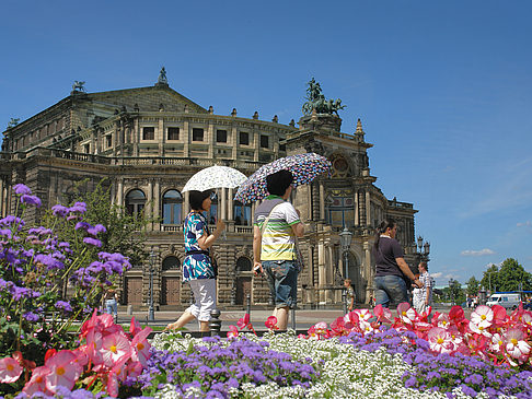 Fotos Semperoper mit Blumen