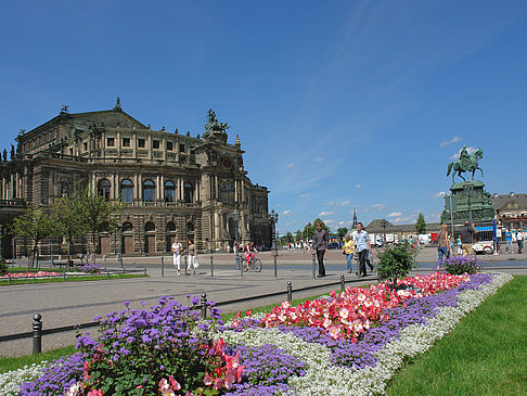 Semperoper mit Blumen