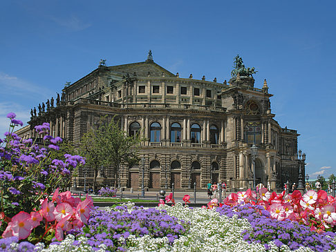 Semperoper mit Blumen