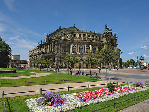 Semperoper mit Blumen Foto 