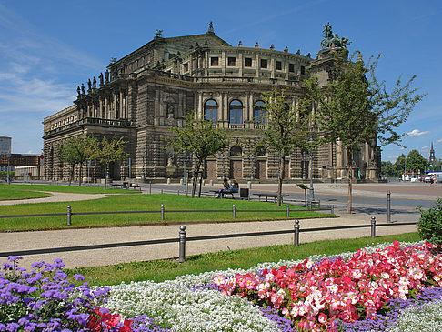 Semperoper mit Blumen Foto 